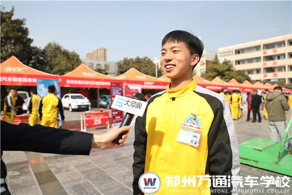 畢業(yè)學(xué)生萬云飛.jpg