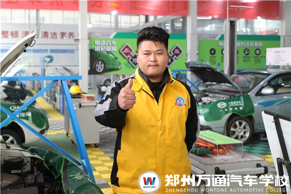 新生故事|李向陽：10年汽修經歷，放棄店長重新學習新能源!