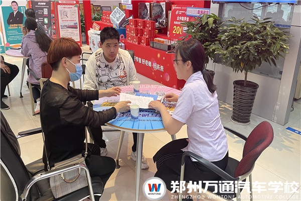 夏秋季預報名|直擊鄭州萬通報名火熱現場