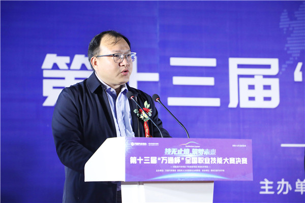 滎陽市人力資源和社會(huì)保障局黨組副書記、副局長劉曉飛.jpg