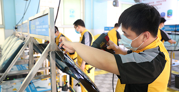 鄭州萬通汽車學校_一人一個實訓工位